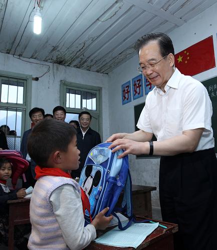Premier WenJiabao visits the Left-behind Children in WuLing Mountainous Area.