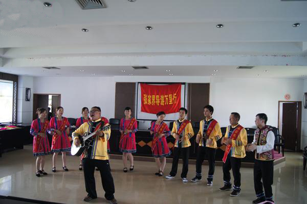 guiders of Zhangjiajie will give a overall introduction of Zhangjiajie