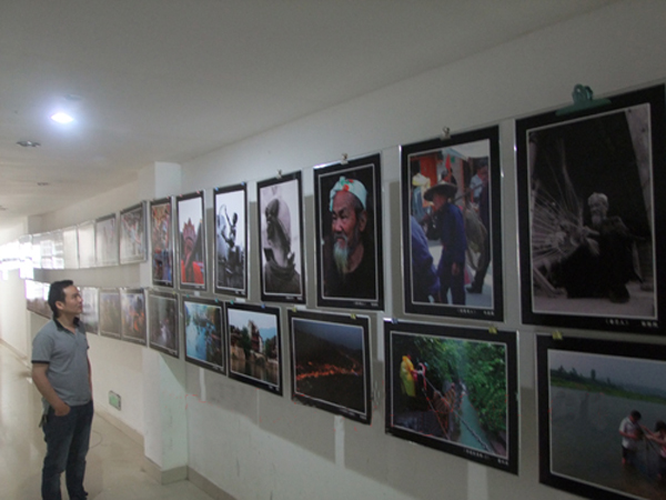 The photograph exhibition centering around 