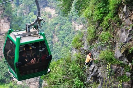 Zhangjiajie scenic cliff cleaning rocked Taiwan tourists
