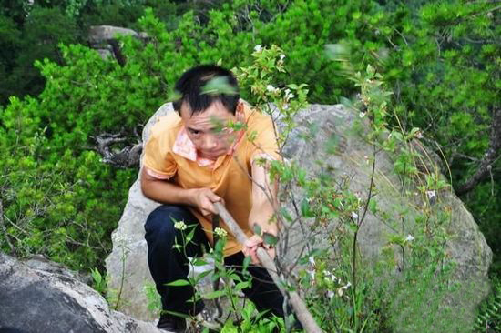 All the white trash produced in the scenic spots are shipped down from the mountains which ensure that there is no visual pollution all the year and win praise of both Chinese and foreign tourists.