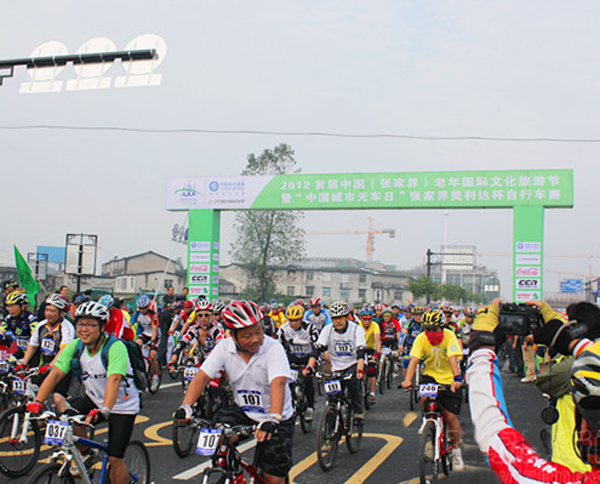 Thousands of Bicycle-riding lovers will challenge the Tongtian Avenue Tianmen 