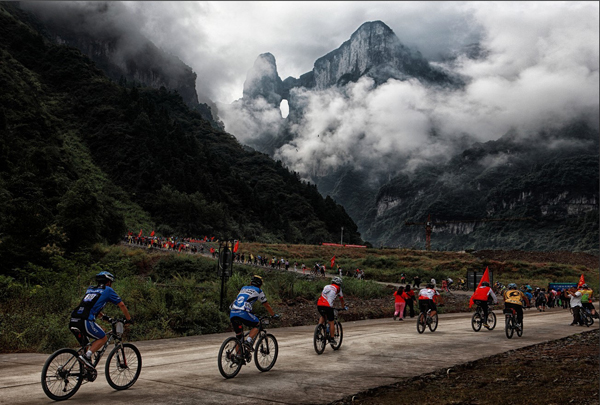 Bicycle-challenge:The Tongtian Avenue of Tianmen Mountain