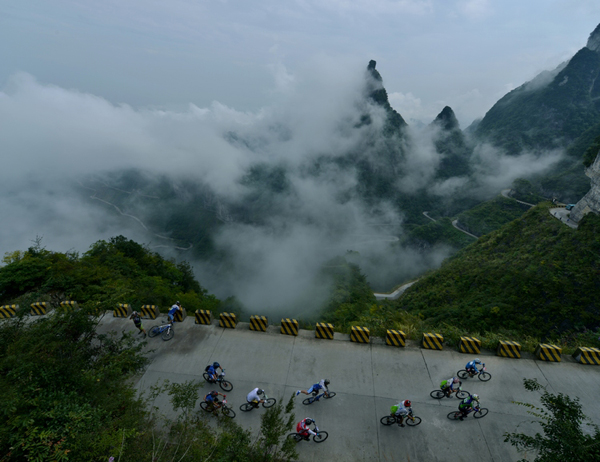 Bicycle-challenge:The Tongtian Avenue of Tianmen Mountain
