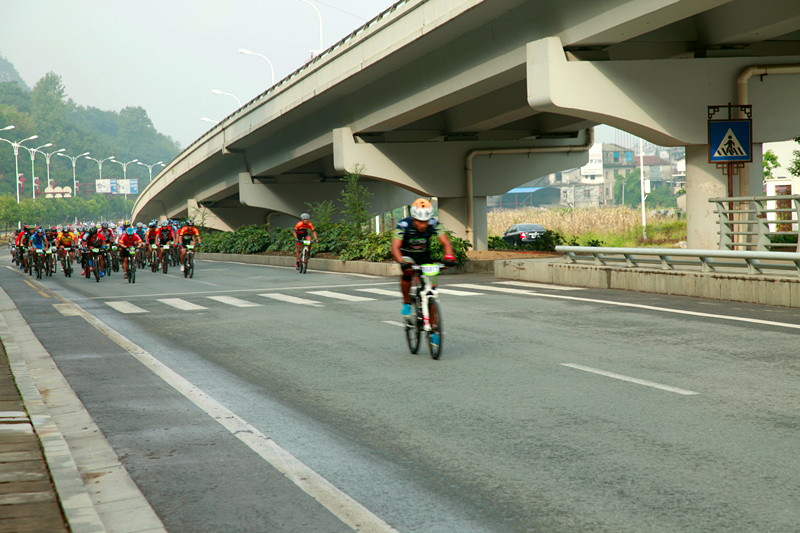 Bicycle-challenge:The Tongtian Avenue of Tianmen Mountain