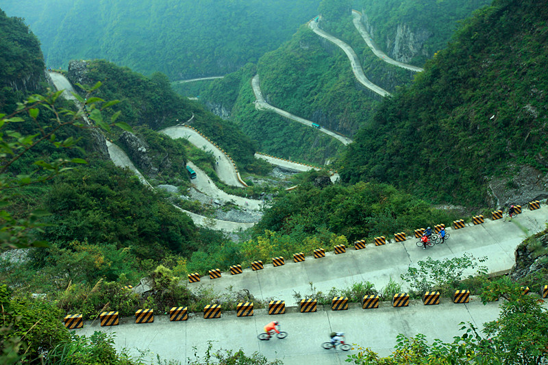 Bicycle-challenge:The Tongtian Avenue of Tianmen Mountain