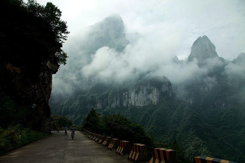 Bicycle-challenge:The Tongtian Avenue of Tianmen Mountain