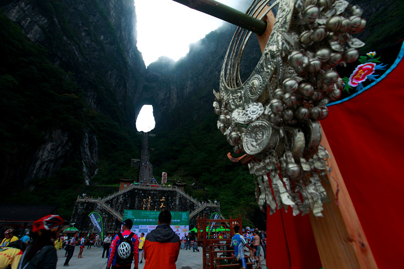 Bicycle-challenge:The Tongtian Avenue of Tianmen Mountain