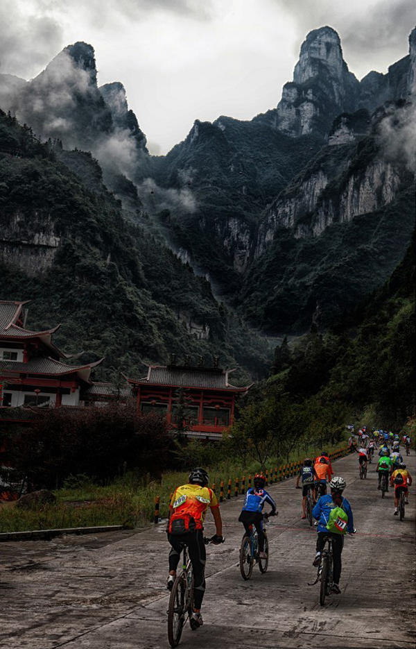 Bicycle-challenge:The Tongtian Avenue of Tianmen Mountain