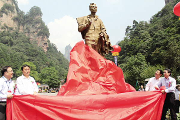 Wuguanzhong's statue is located in Zhangjiajie park