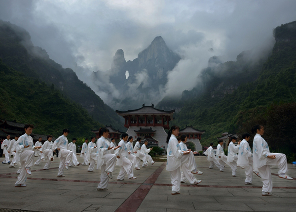 The Word-class Wingsuit Pilots Joined the Championship Holding in Zhang Jiajie