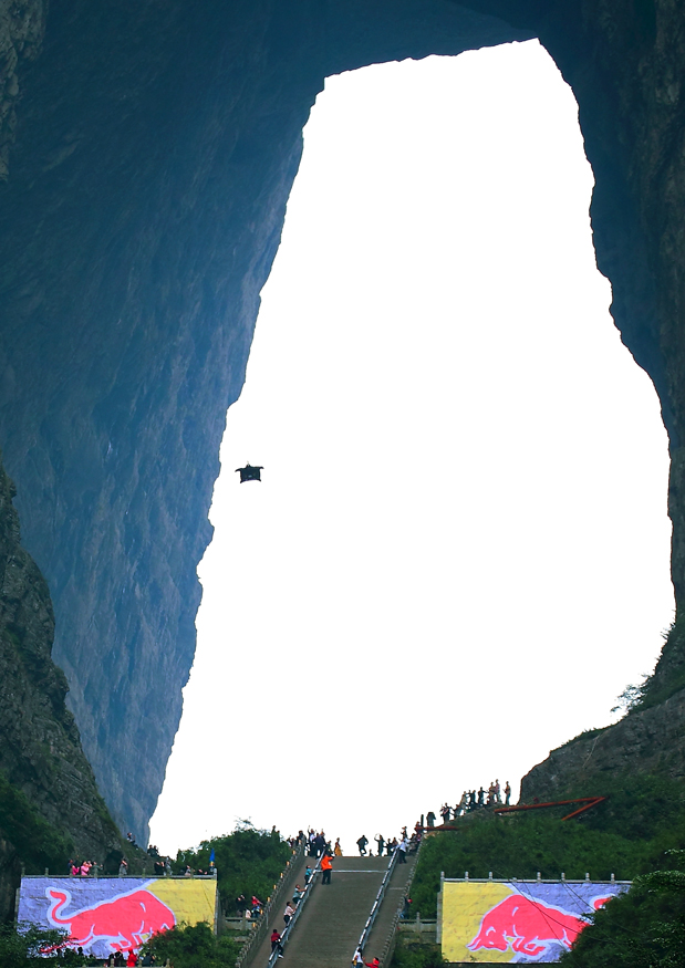 Wingsuit world champs take off in Zhangjiajie