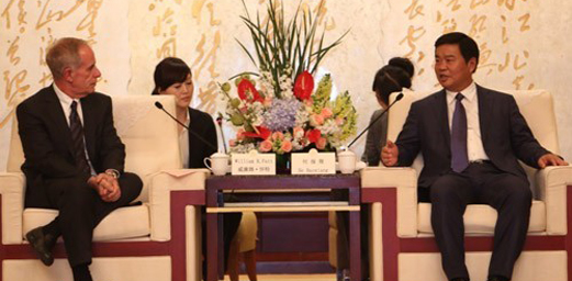 Vice Governor He Baoxiang Discusses Cooperation on Tourism with Canadian Guests