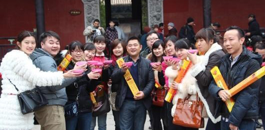 Tourists in Mount Hengshan Share Laba Porridge to Welcome the New Year
