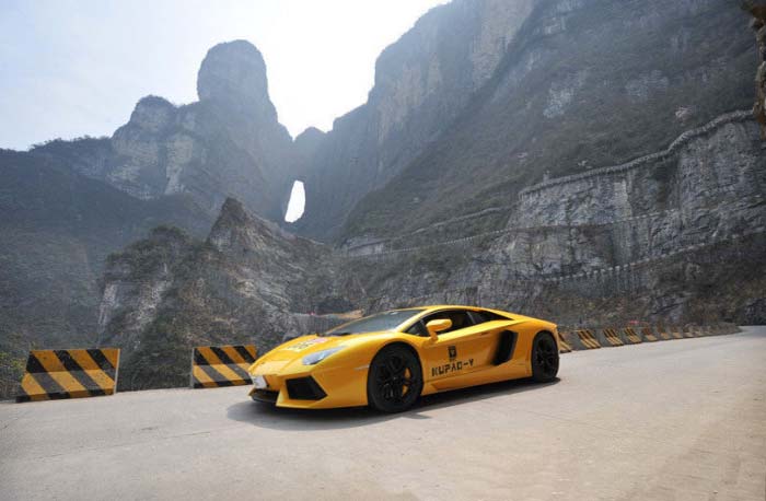 The world's top luxury cars race on the tongtian road of tianmen mountain