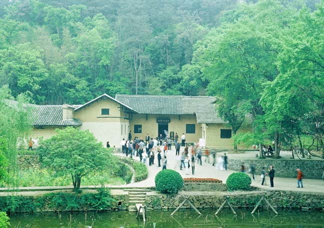 First Tourist-Dedicated Train to Shaoshan Arrives