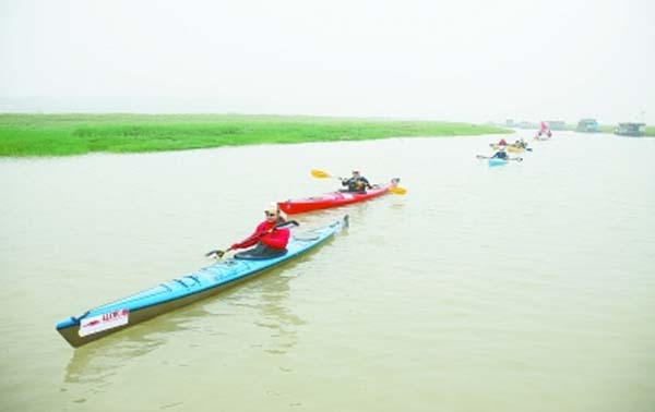 200 Volunteers Call for Dongting Lake Cowfish Protection