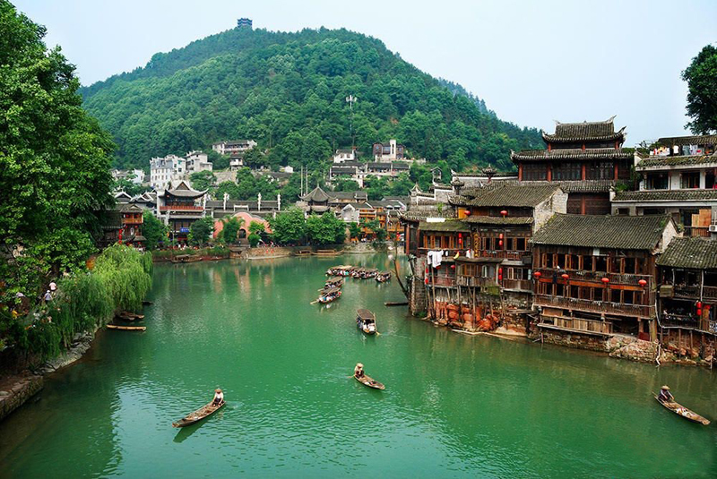 Fenghuang Ancient Town met its highest visitor peak