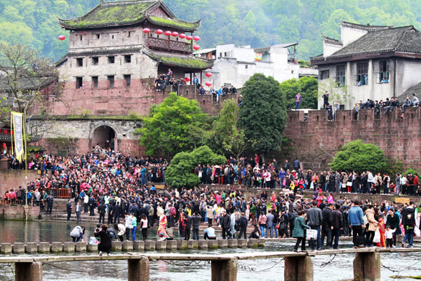 Shops in Fenghuang Scenic Town Back in Business