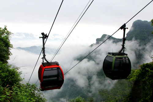 Taking tianmen mountain cableway in the clouds,enjoy the magic world