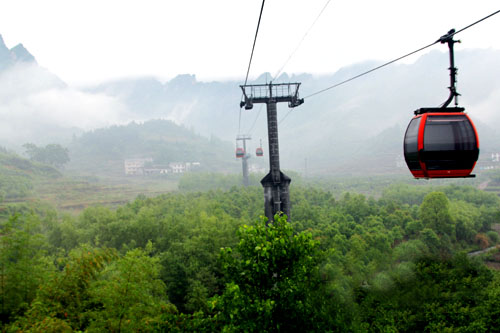 Taking tianmen mountain cableway in the clouds,enjoy the magic world