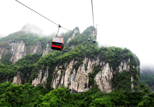 Taking tianmen mountain cableway in the clouds,enjoy the magic world
