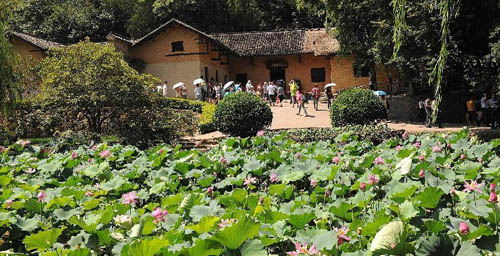 Tourists Visit Former Residence of Chairman Mao in Hunan