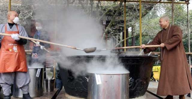 Tourists Share the Joy of Laba Festival in Hengshan Mountain