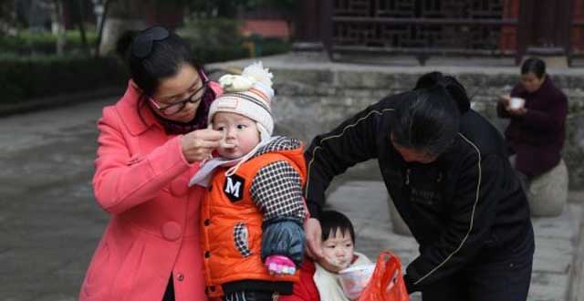 Tourists Share the Joy of Laba Festival in Hengshan Mountain