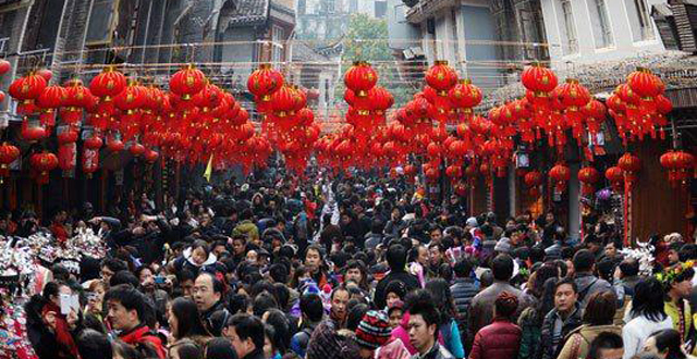 Fenghuang Ancient Town Celebrates Lantern Festival and Valentine