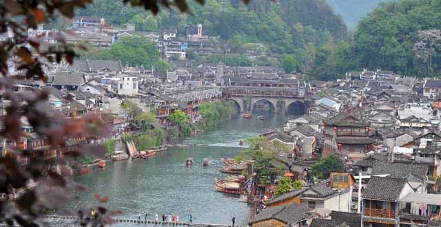 Scenery at Fenghuang Ancient Town in Pictures 
