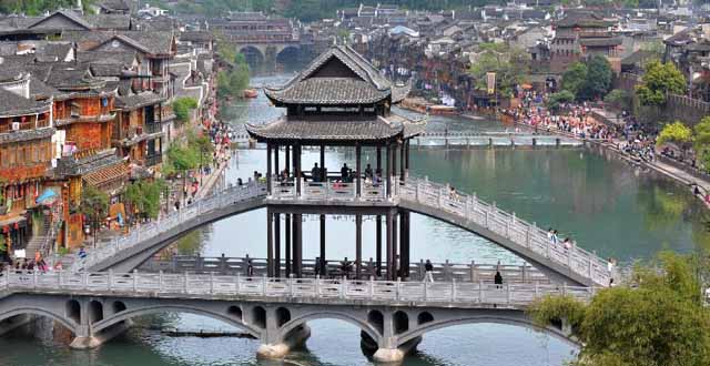 Scenery at Fenghuang Ancient Town in Pictures 