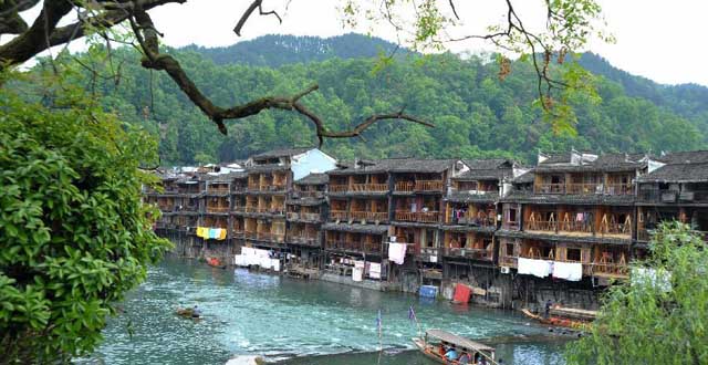 Scenery at Fenghuang Ancient Town in Pictures 