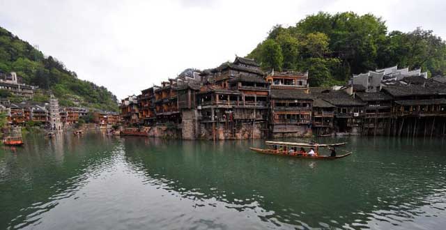 Scenery at Fenghuang Ancient Town in Pictures 