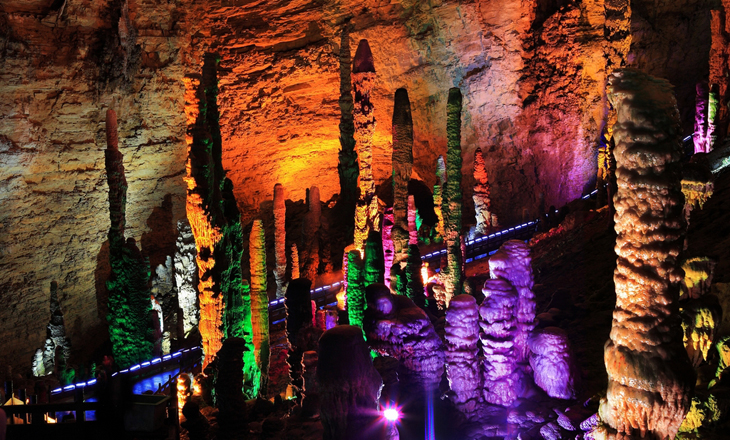 What tourist routes does Wulingyuan Scenic Area consist of? 