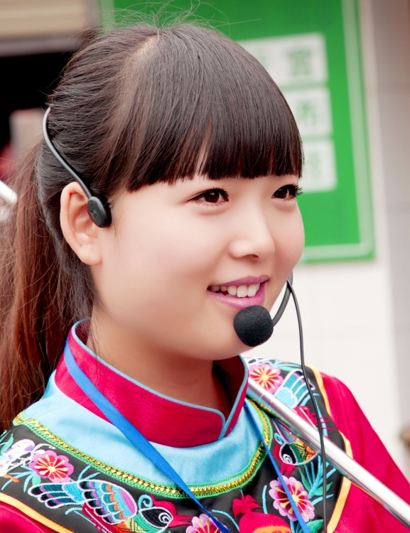 Is a tour guide necessary in Zhangjiajie?