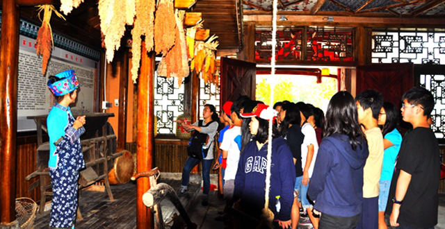 American Tourists Attracted by Zhangjiajie's Folk Custom