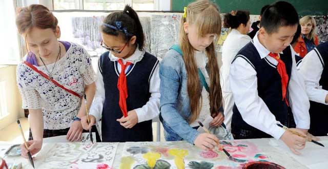 Chinese, Russian Teenagers Exchange Culture in Heihe, China