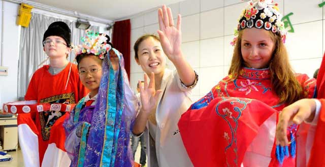 Chinese, Russian Teenagers Exchange Culture in Heihe, China