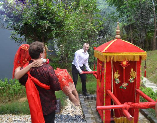 American Bridegroom and Changde Bride Hold Traditional Chinese Wedding Ceremony in Zhangjiajie.