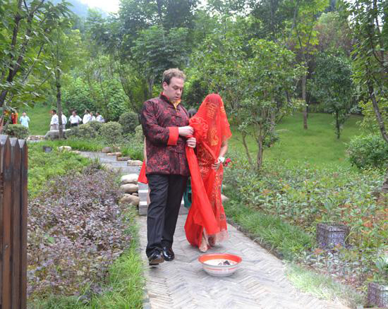 American Bridegroom and Changde Bride Hold Traditional Chinese Wedding Ceremony in Zhangjiajie.