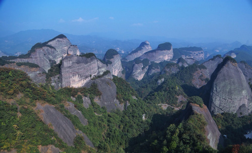 Oversea Photographers Climb Highest Peak of Langshan Mountain in Shaoyang