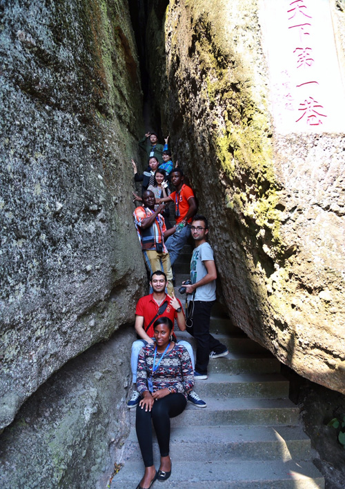 Oversea Photographers Climb Highest Peak of Langshan Mountain in Shaoyang