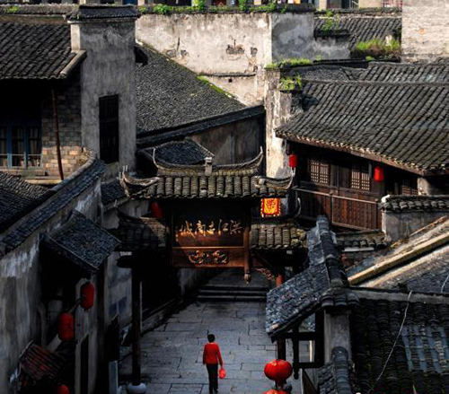 Famous Bloggers Visit Huaihua to Spread New Eco-tourism City in High-speed Era