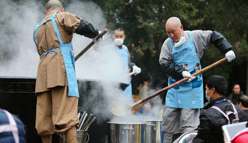 Laba Congee Given to Tourists on Hengshan Mountain on Laba Festival