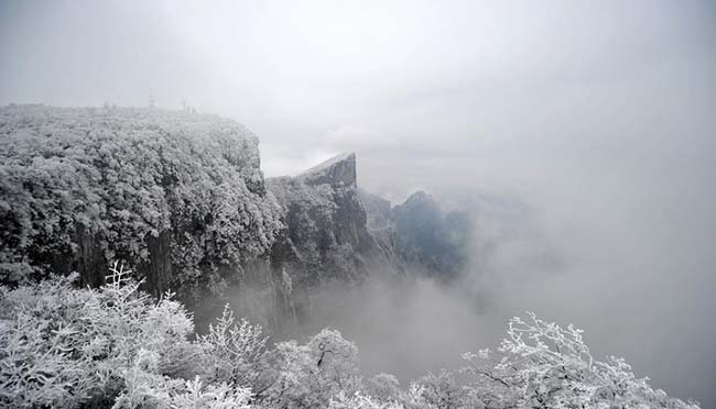 The beautiful snow scenery on Tianmen Mountain