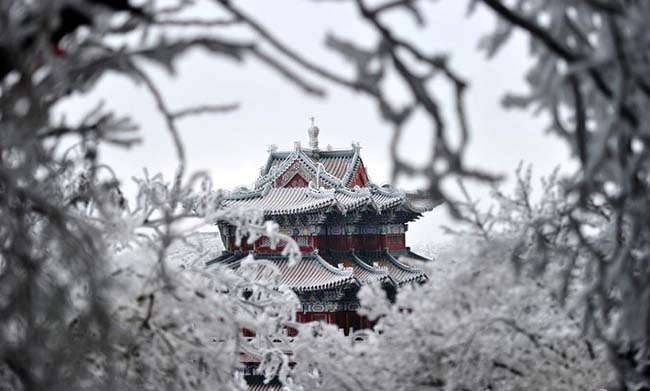 The beautiful snow scenery on Tianmen Mountain