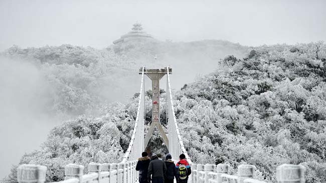 The beautiful snow scenery on Tianmen Mountain