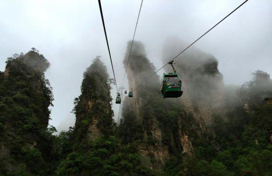Zhangjiajie’s cloud-capped Beautiful Scenery Attracts Visitors