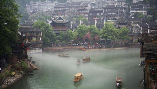 Foggy Fenghuang Ancient Town Attracts Many Travelers